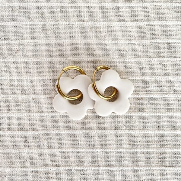 kolczyki na złotych kołach – gładki dzień