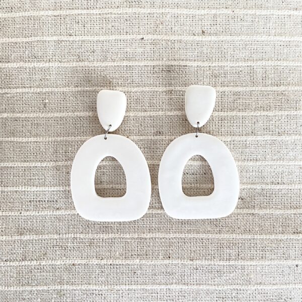 Białe kolczyki z gliny polimerowej o geometrycznej, organicznej formie. Ręcznie wykonane, lekkie, matowe.